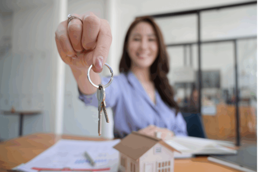 Une agence immobilière Toulouse, clés tendus