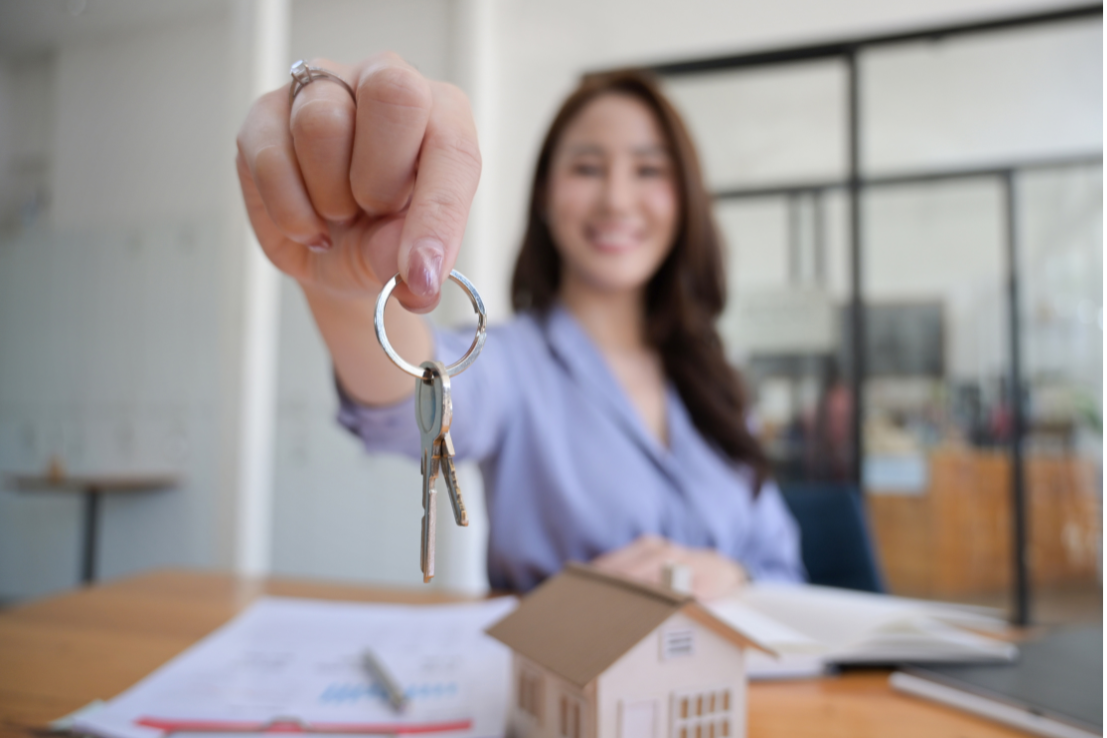 Une agence immobilière Toulouse, clés tendus