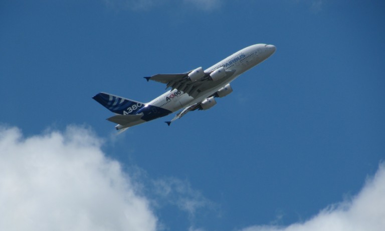 photo d'un avion Airbus qui décolle. La ville de Blagnac dispose d'un aéroport international