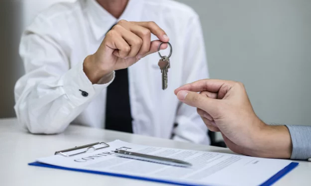 Photo montrant un homme qui donne des clés à une autre personne. Cela illustre la transaction immobilière.
