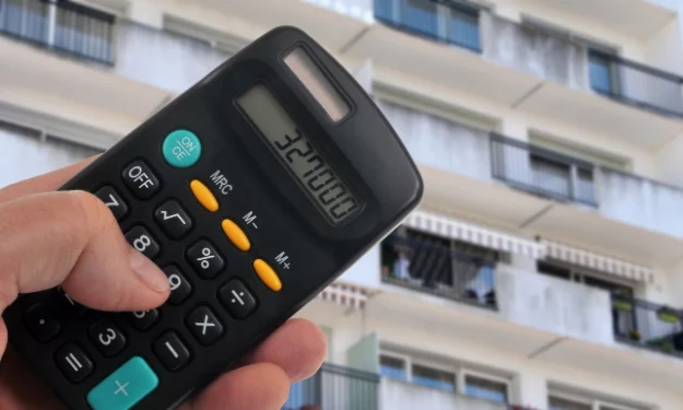 Photo d'une calculette qui représente l'estimation immobilière à Toulouse